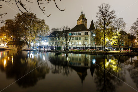 Картина Красивый ночной пейзаж с отражением в воде здания Швейцарского национального музея Цюриха 