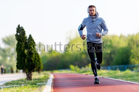 Постер Молодой человек совершает утреннюю пробежку на свежем воздухе  