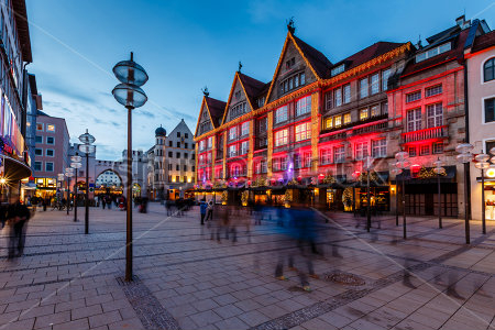 Картина Освещённая вечерними огнями улица Мюнхена 