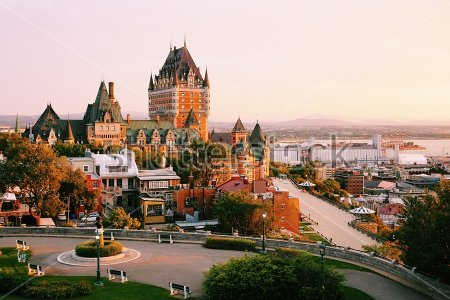 Картина Красивый вид на замок Фронтенак в Старом городе Квебека на восходе солнца (Канада) 