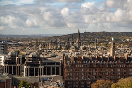 Постер Красивая панорама Эдинбурга с высокими шпилями и башнями соборов и дворцов под красивым облачным небом  