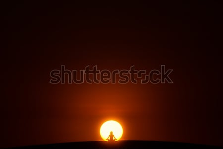 Постер Человек медитирует в позе лотоса на фоне яркого диска солнца на  тёмном небе на стену купить от 290 рублей в арт-галерее DasArt