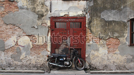 Картина Естественная абстракция разрушения  - мотоцикл у дверей дома с осыпающейся штукатуркой 