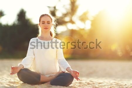 Картина маслом Красивая девушка медитирует в позе лотоса на пляже 