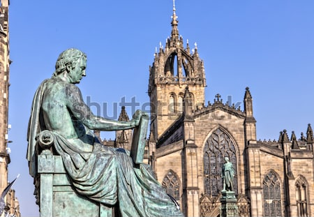 Картина маслом Статуя Дэвида Юма на фоне кафедрального собора святого Эгидия в Эдинбурге (Шотландия) 