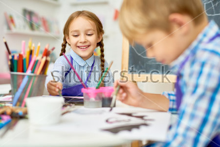 Картина Юные художники с увлечением рисуют в классе 