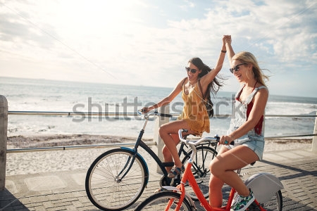 Картина Две счастливые подруги на велосипедной прогулке на побережье 