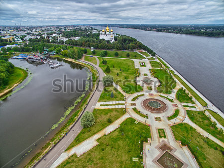Картина Красивая панорама с высоты птичьего полёта на "Парк на Стрелке" — парк в историческом центре Ярославля 