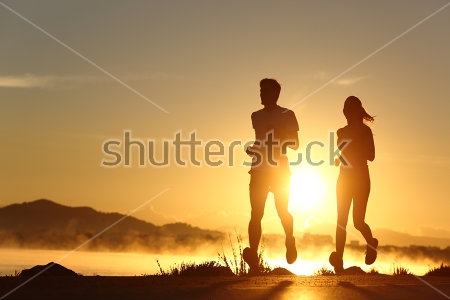 Картина Силуэт бегущей молодой пары на фоне красивого заката и горного пейзажа 