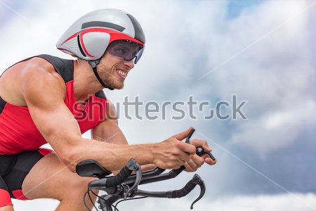 Картина Симпатичный велогонщик в шлеме и защитных очах на фоне облачного неба 