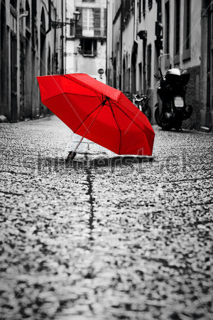 Постер Красный зонтик на узкой улочке европейского городка  