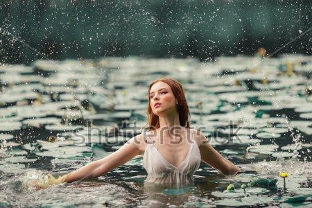 Картина Девушка в белом платье позирует в пруду с кувшинками 