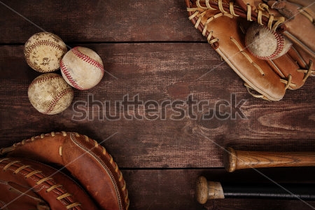 Постер Красивый натюрморт со старыми бейсбольными мячами, перчаткой и рукоятками бит 