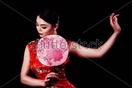Девушка в красном платье и с розами в волосах