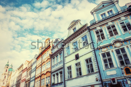 Картина Красивые разноцветные дома в Старом городе Праги на фоне облачного неба 