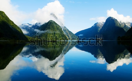 Постер Прекрасный горный пейзаж на берегу озера в Национальном парке Фьордленд (Новая Зеландия)  