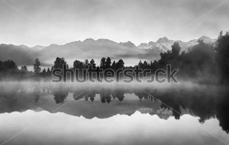 Картина Горы и лес в предрассветном тумане с отражением в озере 