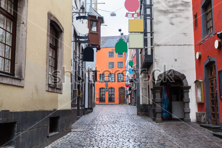 Картина Старинная уютная улочка в центре Кёльна с разноцветными вывесками магазинчиков и лавок  