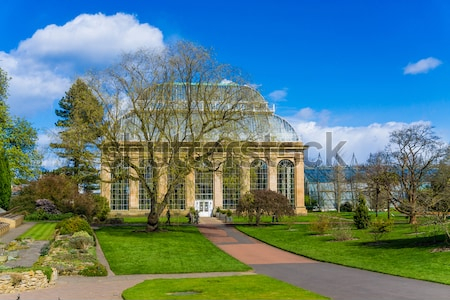 Постер Красивое здание оранжереи в Королевском ботаническом саду Эдинбурга  