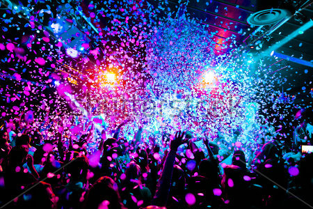 Постер Толпа на концерте под ярко освещённым неоновым светом дождём конфетти  
