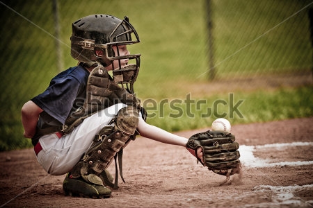Постер Мальчик бейсболист в полной экипировке на игровом поле 