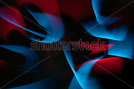 Постер Контрастное сочетание синего и красного движения света на чёрном фоне  