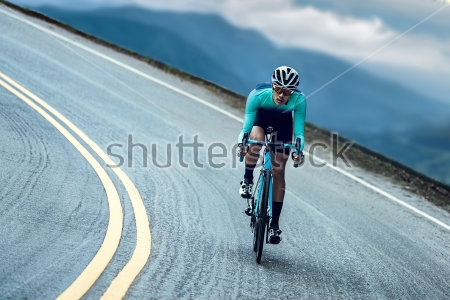 Картина Велосипедист тренируется на сложной трассе на фоне горного пейзажа 