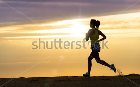 Картина Девушка бежит на фоне красивого закатного солнца  