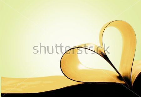 Постер Раскрытая книга с загнутыми в форме сердца страницами на золотом фоне 