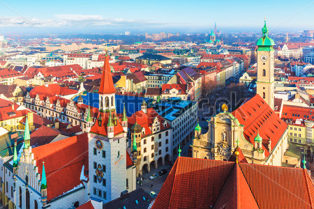 Картина Живописная панорама старинной архитектуры Мюнхена с видом на Старую Ратушу на первом плане 