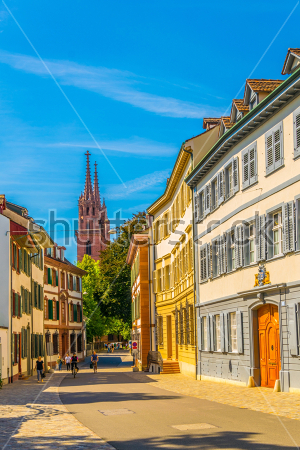 Картина Красивые уютные улицы в Старом городе Базеля в солнечный день 
