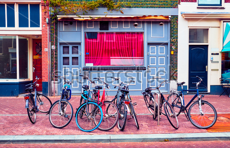 Картина Парковка для велосипедов на колоритной старинной улочке в Гааге 