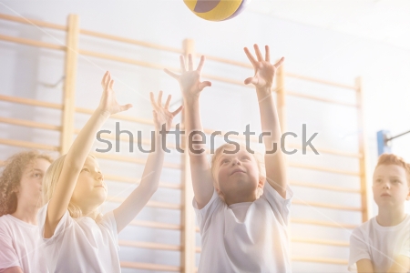 Картина Дети играют в волейбол в спортивном зале 