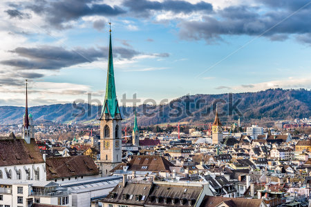 Картина Красивая панорама исторического центра Цюриха на фоне горного хребта вдали 