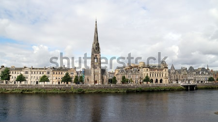Постер Панорама набережной Перта с башней церкви Святого Мэтьюса (Шотландия)  