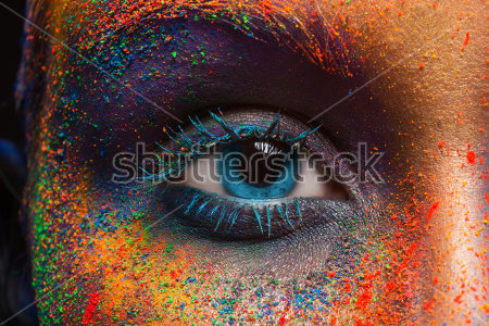 Постер Часть лица в декоративном разноцветном макияже с выразительным глазом  