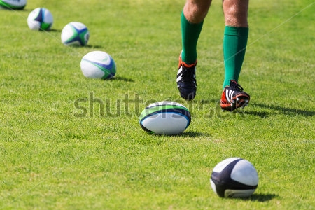Картина маслом Тренировка регбиста с мячами 