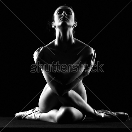 Картина маслом Красивый силуэт обнажённой девушки, сидящей на полу и обнимающей себя руками, в мягком приглушённом освещении 
