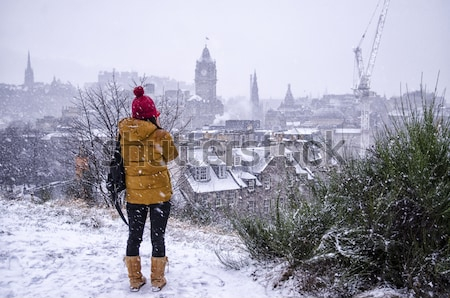 Постер Девушка любуется прекрасным зимним видом заснеженного Эдинбурга (Шотландия)  