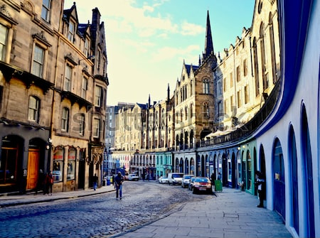 Картина маслом Уютная улица Виктория в Старом городе Эдинбурга - одна из самых красивых улиц 