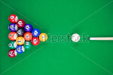 Постер Вид сверху на начало игры и пирамида из бильярдных шаров на зелёном столе 