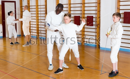 Картина Дети на тренировке по фехтованию с тренером 