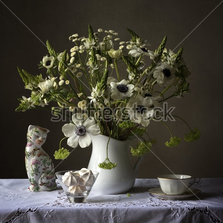 Картина Натюрморт с изысканным букетом белых анемон и полевых цветов в белом кувшине на столе - с фарфоровой кошкой, кофейной чашечкой и вазочкой с пирожными 