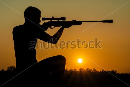 Картина маслом Силуэт стрелка с винтовкой на фоне закатного неба 