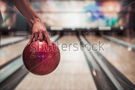 Картина Мужская рука держит красный шар для боулинга 