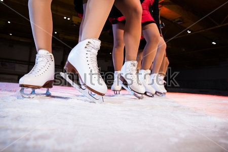 Картина Группа девушек фигуристок в белых коньках на льду 