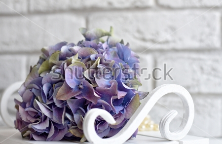 Картина Нежный фиолетовый цветок гортензии на белой подставке 