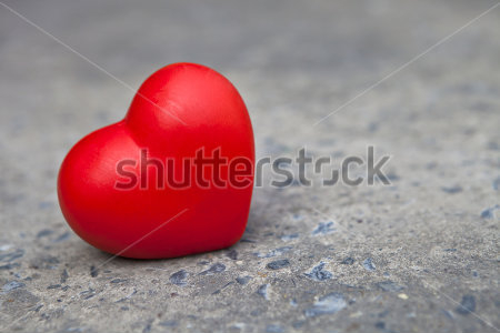 Картина Красное сердечко на сером асфальте 