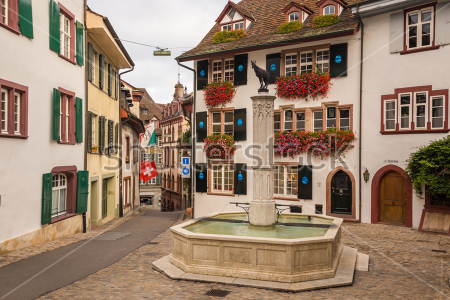 Картина Уютный дворик с фонтаном в Старом городе Базеля 