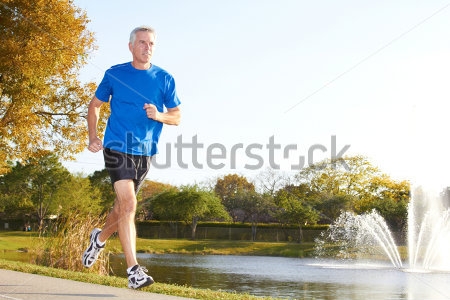 Картина Мужчина зрелых лет на пробежке в красивом парке с фонтаном 